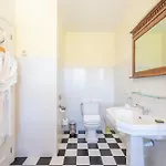 بيت للعطل The *
